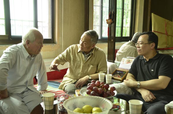 施建強(qiáng)董事長(zhǎng)慰問(wèn)公司老領(lǐng)導(dǎo)