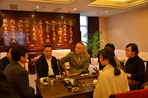 蔡奇部長視察茶葉拍賣中心調(diào)研茶產(chǎn)業(yè)發(fā)展情況