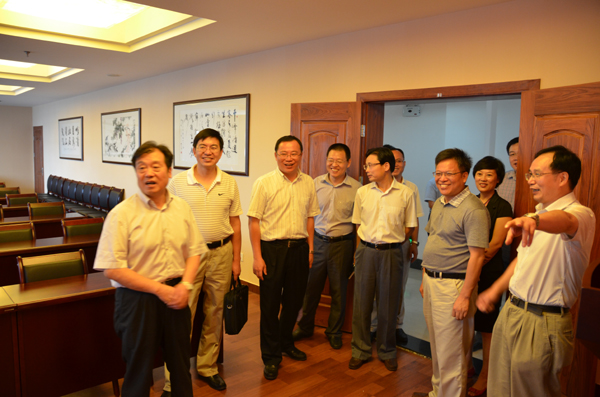王建滿副省長考察中茶拍公司