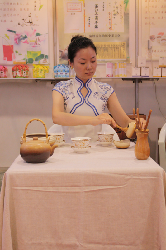 公司茶藝隊在中華老字號精品博覽會中表演茶藝