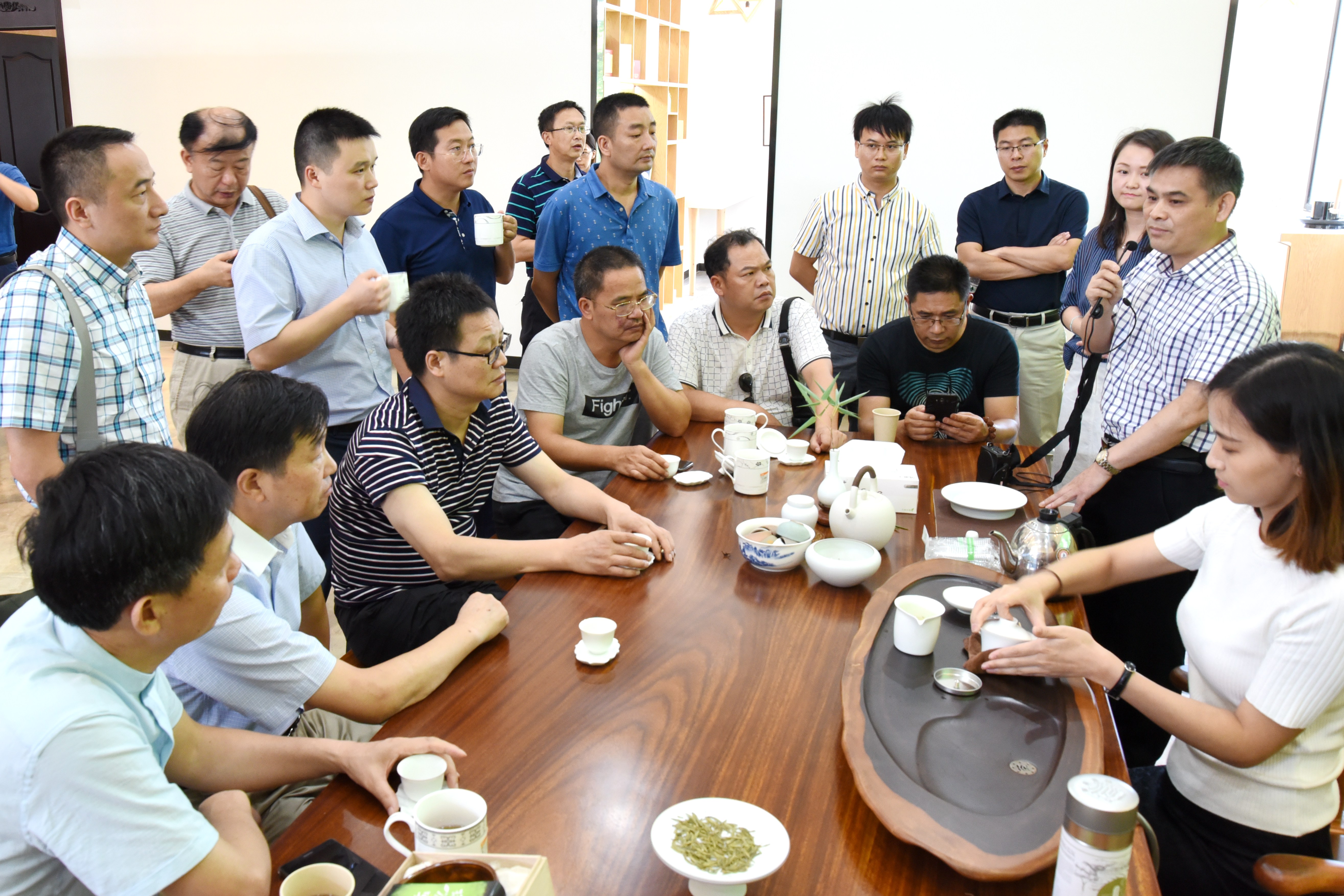 湖南省供銷社一行考察浙茶集團特種茶中心