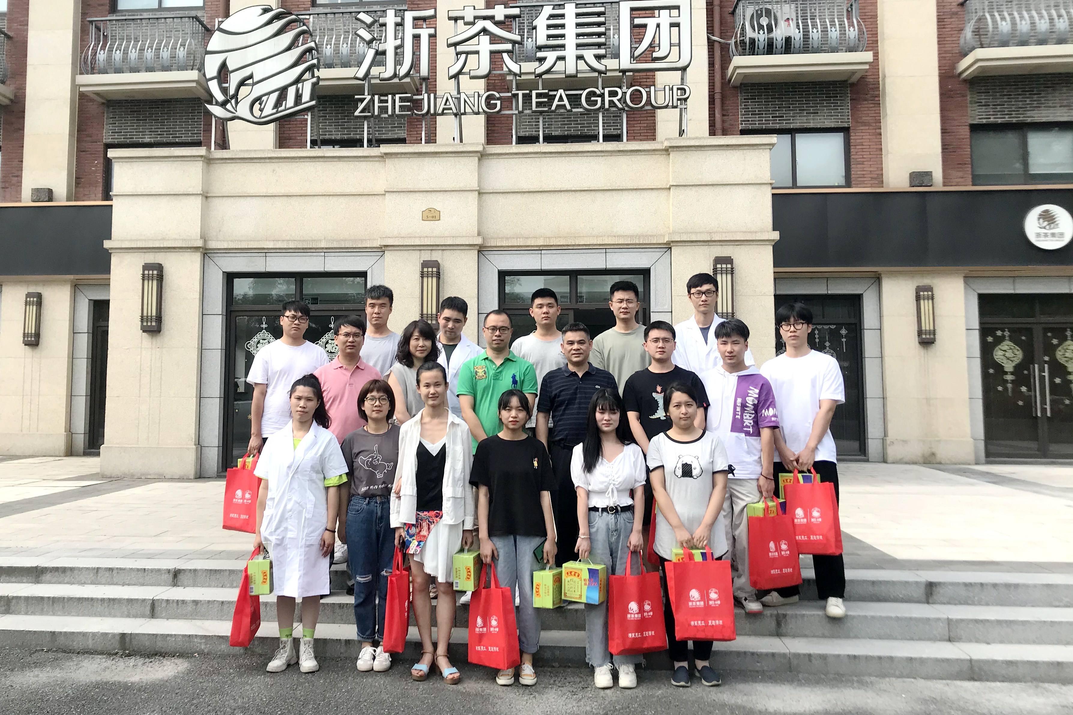 集團(tuán)工會(huì)開(kāi)展“夏送清涼，情系員工”慰問(wèn)活動(dòng)
