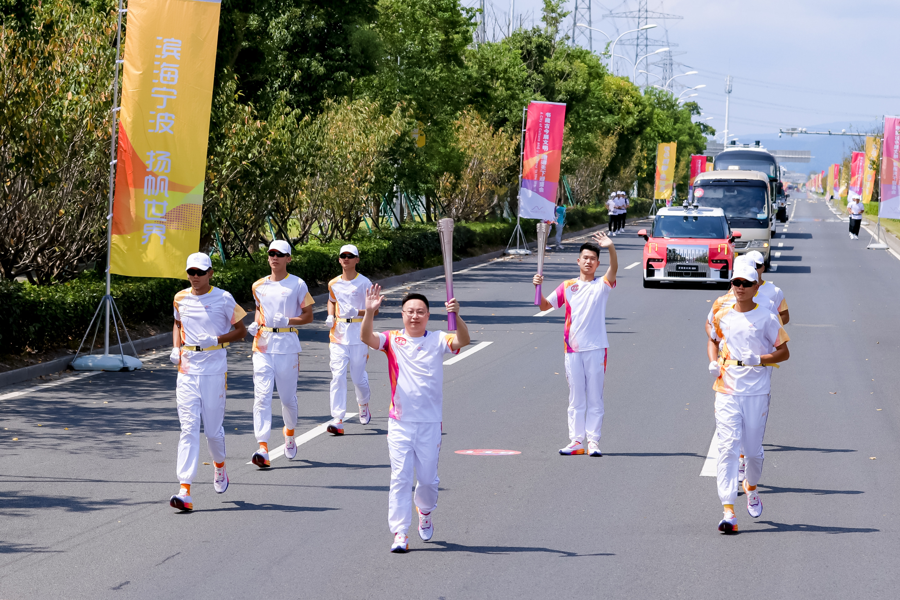 以亞運之窗展國茶之韻丨浙茶集團董事長陳星參加杭州亞運會火炬?zhèn)鬟f活動