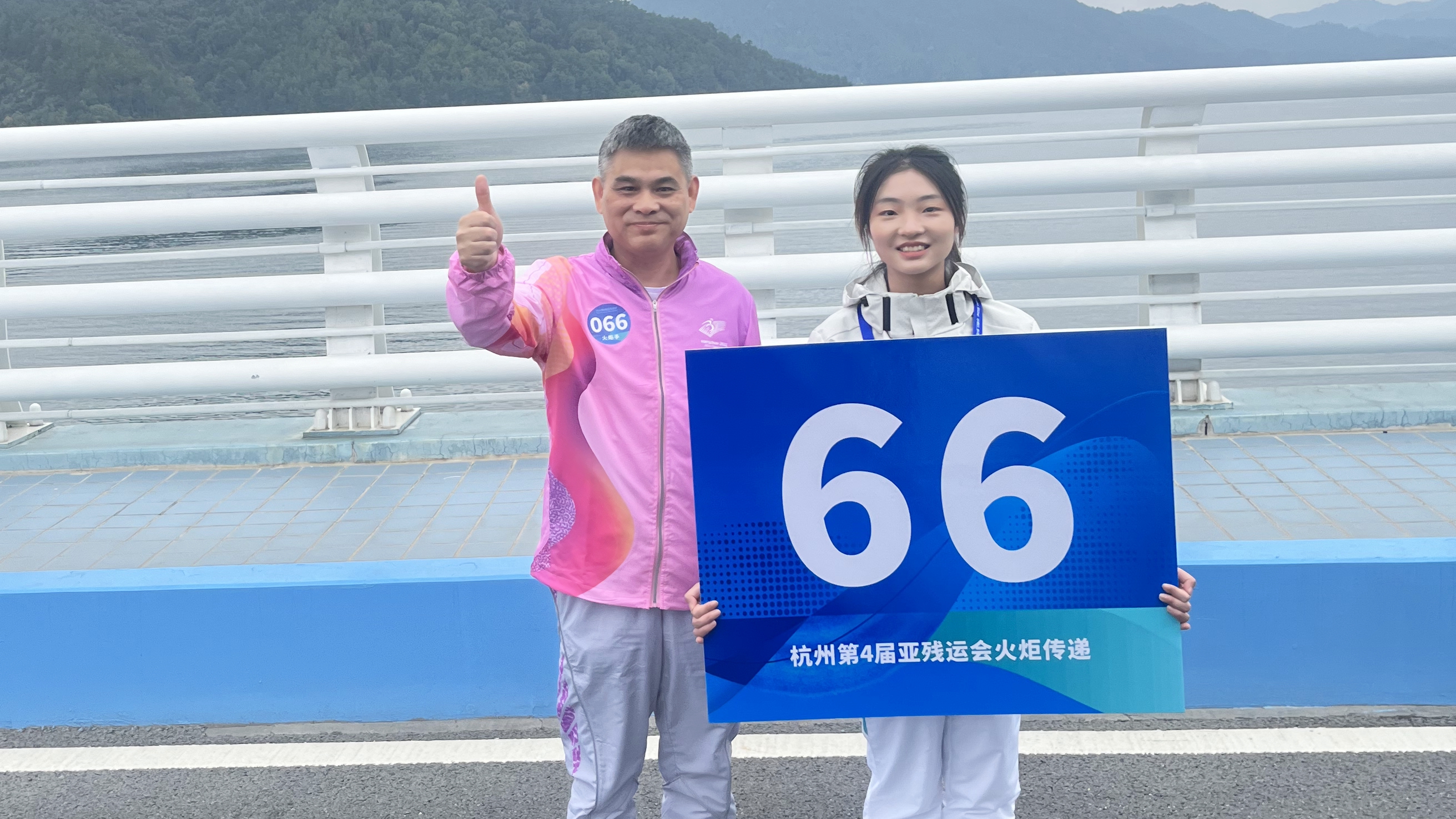 浙茶集團(tuán)總經(jīng)理王兵參加杭州亞殘運(yùn)會(huì)火炬?zhèn)鬟f活動(dòng)